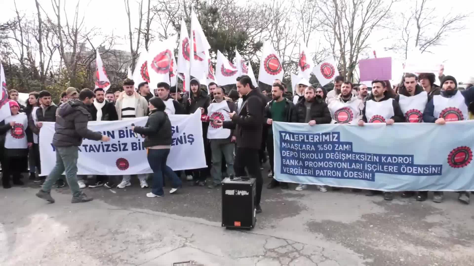 Migros depo işçileri, Tuncay Özilhan’ın evinin önünde ters kelepçeyle gözaltına alındı: Bu kadar zenginliği nereye götüreceksin? Hepimiz mezara gireceğiz