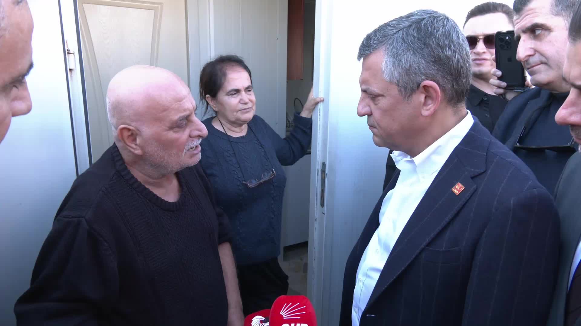 CHP lideri Özel, Hatay'da depremzedelerle buluştu... Vatandaşlardan kalıcı konut ve ekonomik destek talebi