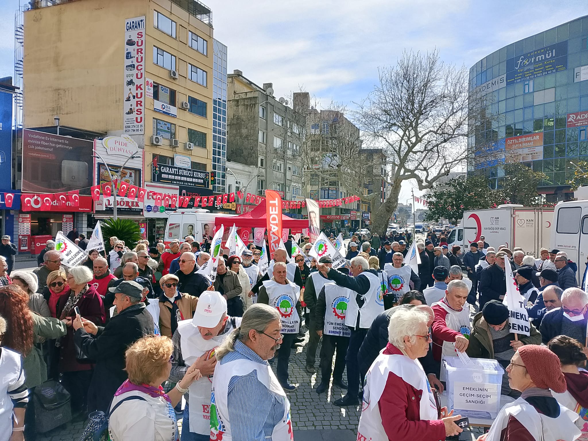 Edremit'te emeklilerden aylık protestosu: Mutfak yanıyor, emekli ağlıyor