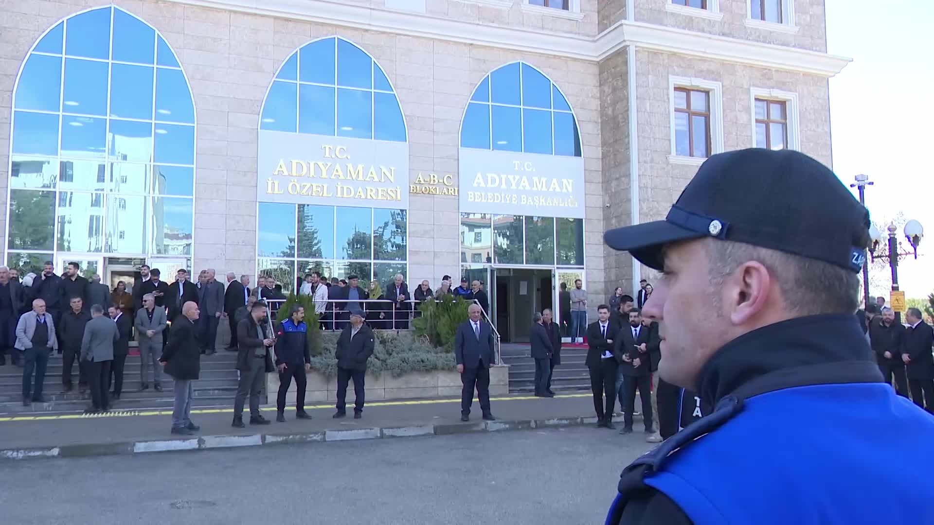 Özgür Özel, Adıyaman'da Vali ve Belediye Başkanı'nı ziyaret etti