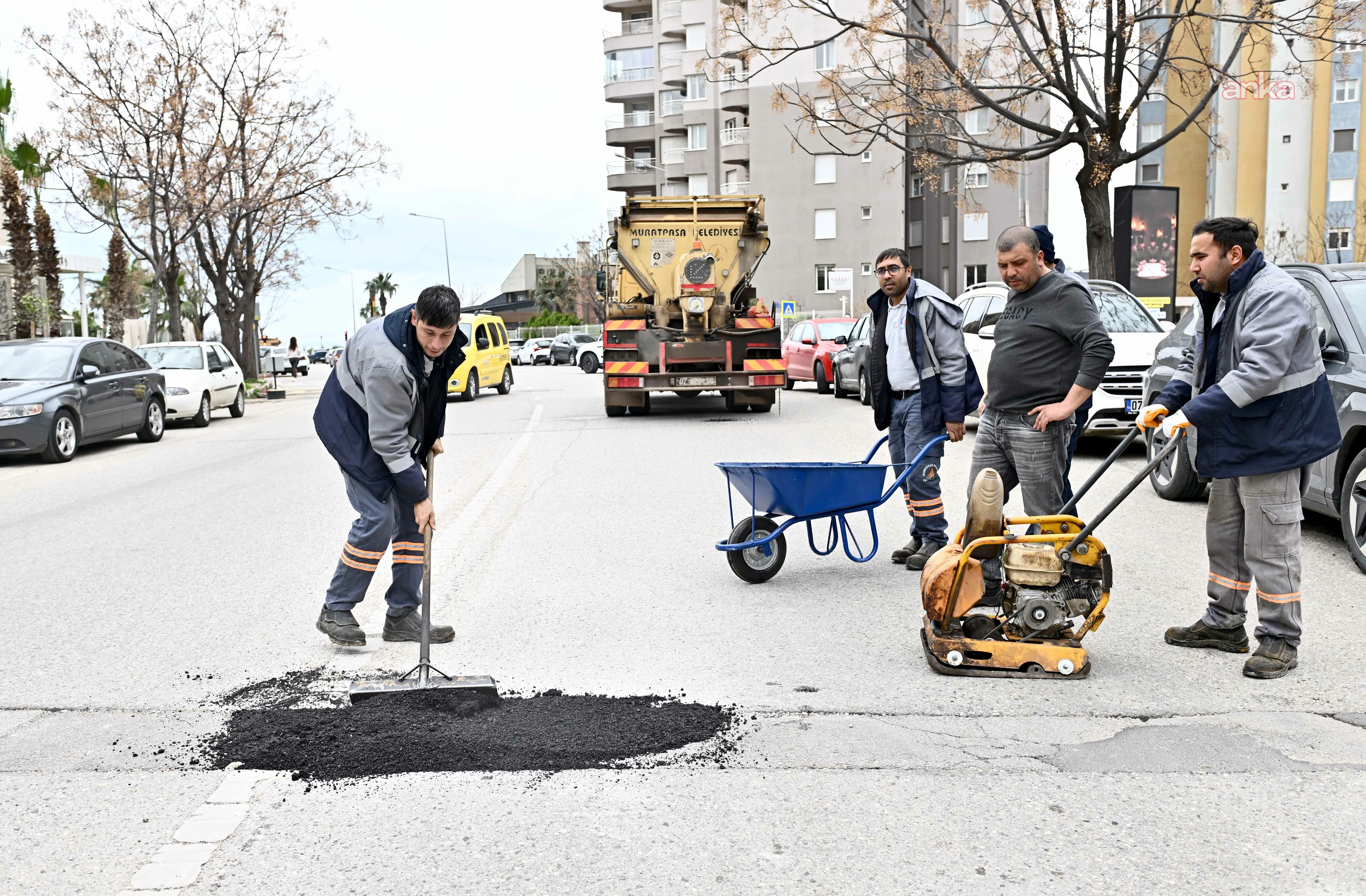 Muratpaşa Belediyesi'nden yağış nedeniyle bozulan yollarda onarım çalışması