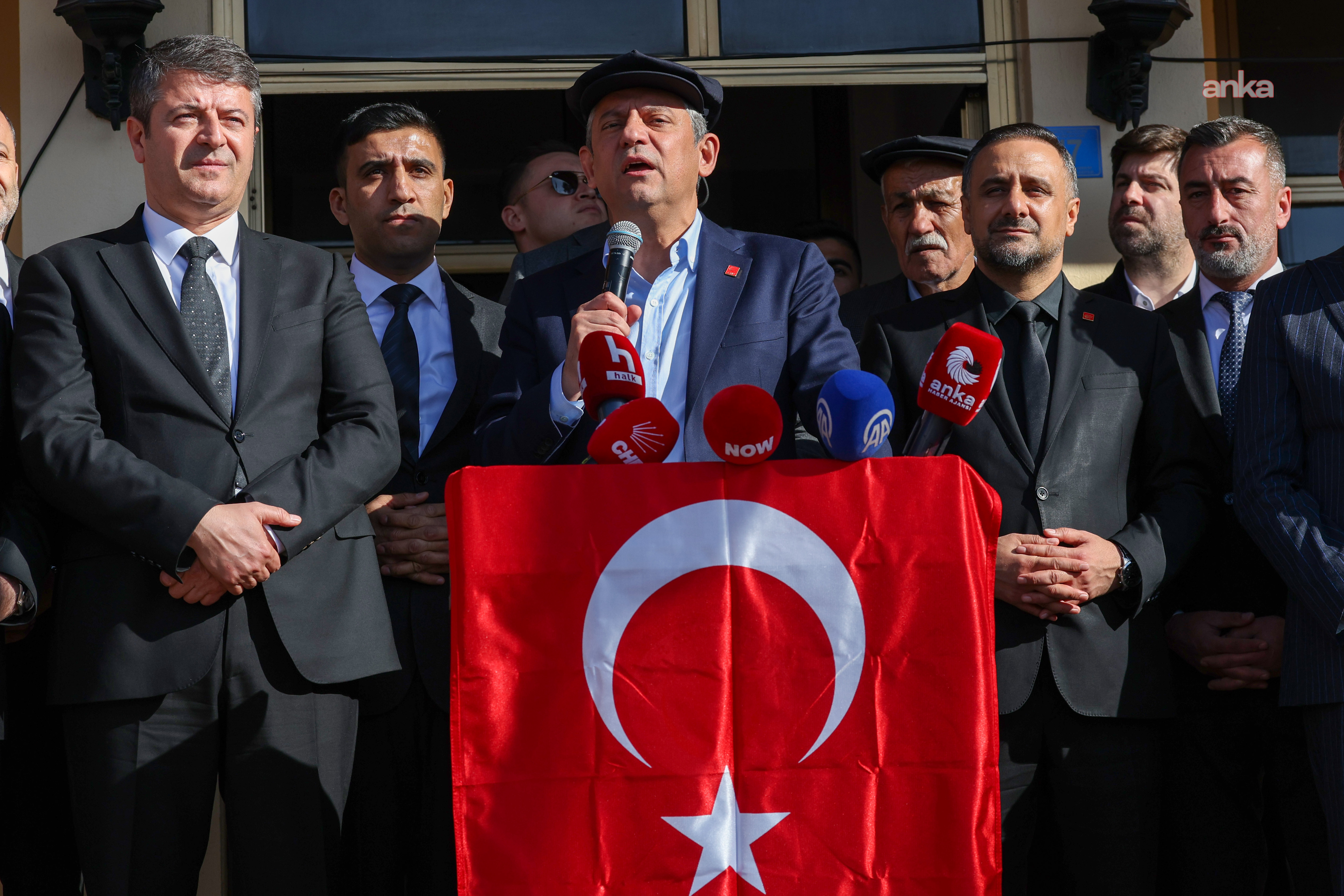 Özgür Özel'den Cumhurbaşkanı Erdoğan'a: "Erken seçim sandığını kaçırma, sen kaçarsan o sandığa kadar biz seni kovalayacağız"