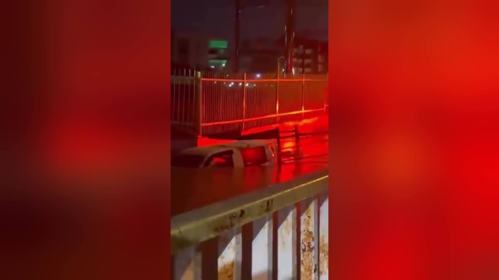 İzmir’de sağanak yağış su baskınlarına neden oldu, bir kişi yaşamını yitirdi