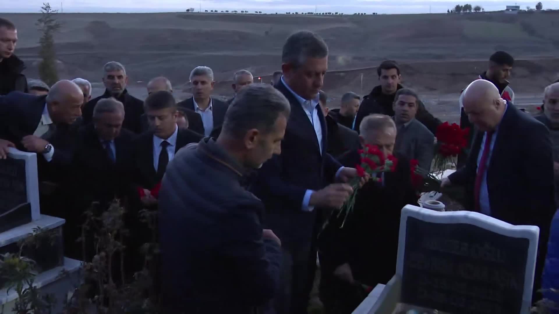 CHP lideri Özel, Adıyaman'da deprem şehitliğini ziyaret etti, konteyner kentte vatandaşların sorunlarını dinledi