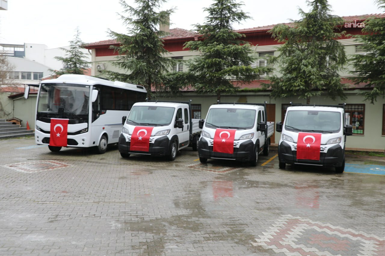 Edremit Belediyesi, filosunu 8 yeni araçla güçlendirdi