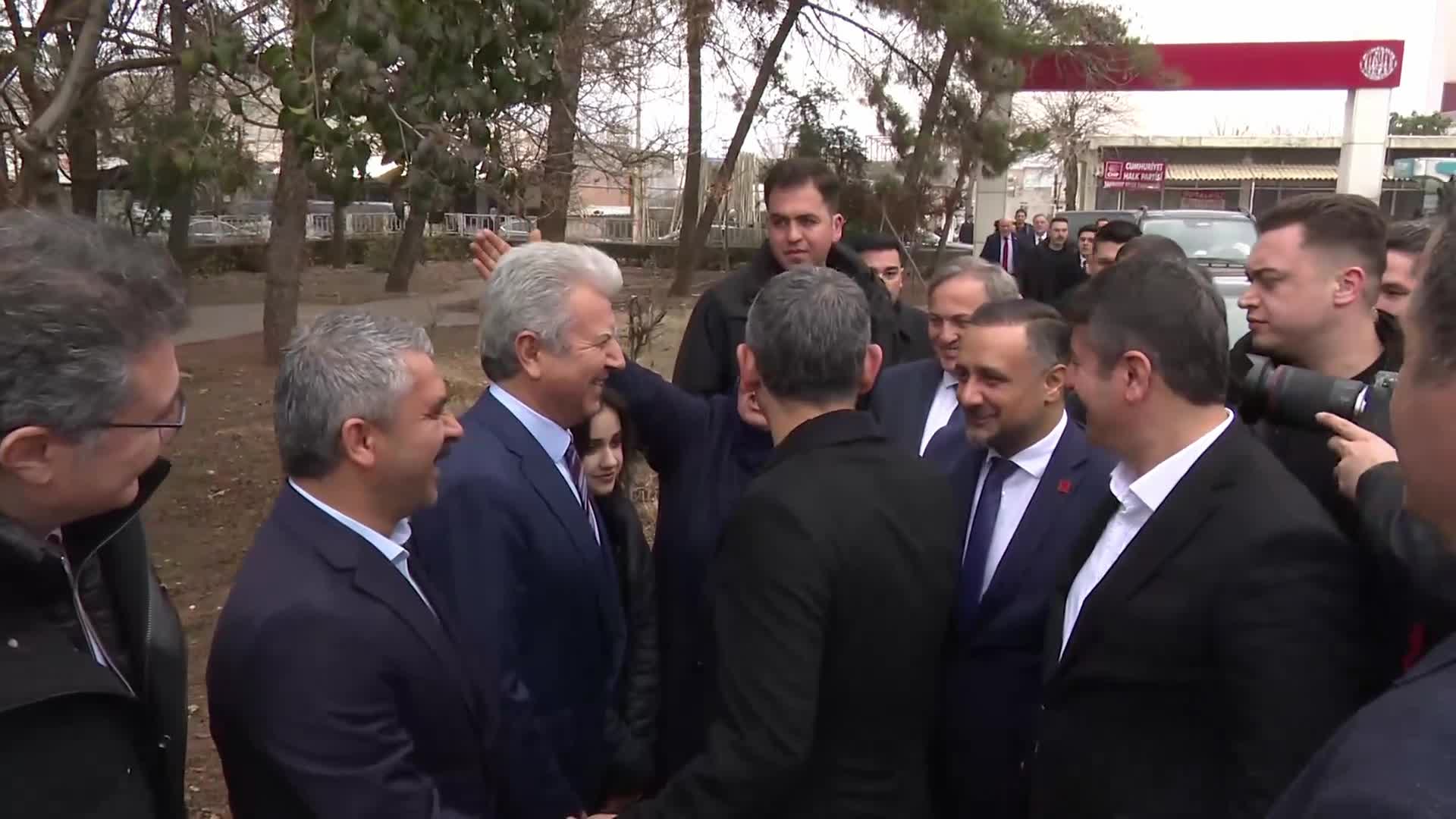 Özgür Özel Adıyaman'da Şambayat Belediyesi'ni ve Gölbaşı Deprem Şehitliği'ni ziyaret etti