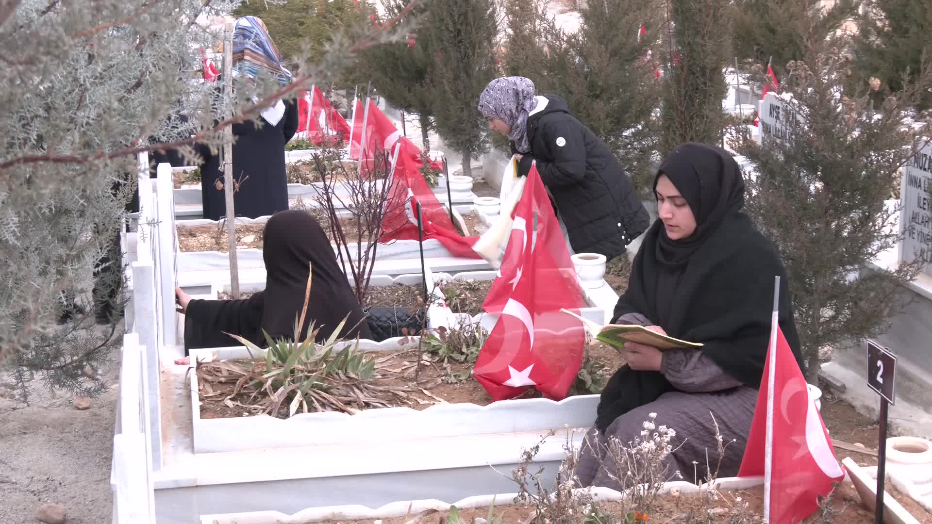 6 şubat depremlerinin üçüncü yılı... Malatya’da deprem şehitliği hüzünlü anlara sahne oldu