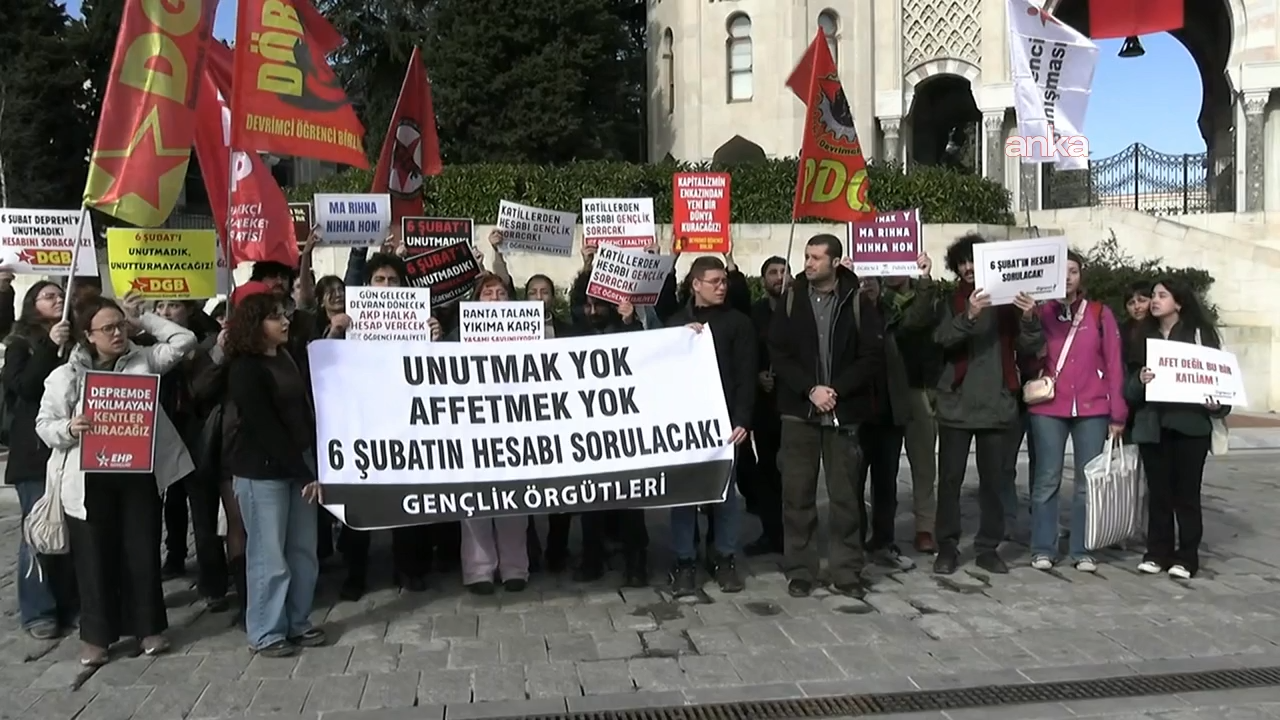 Gençlik örgütleri Beyazıt Meydanı'nda açıklama yaptı: 6 Şubat'ta rant ve talan uğruna binleri ölüme sürüklemiş olanların ilk refleksi IBAN üzerinden para toplamak ve çadır satmak oldu.