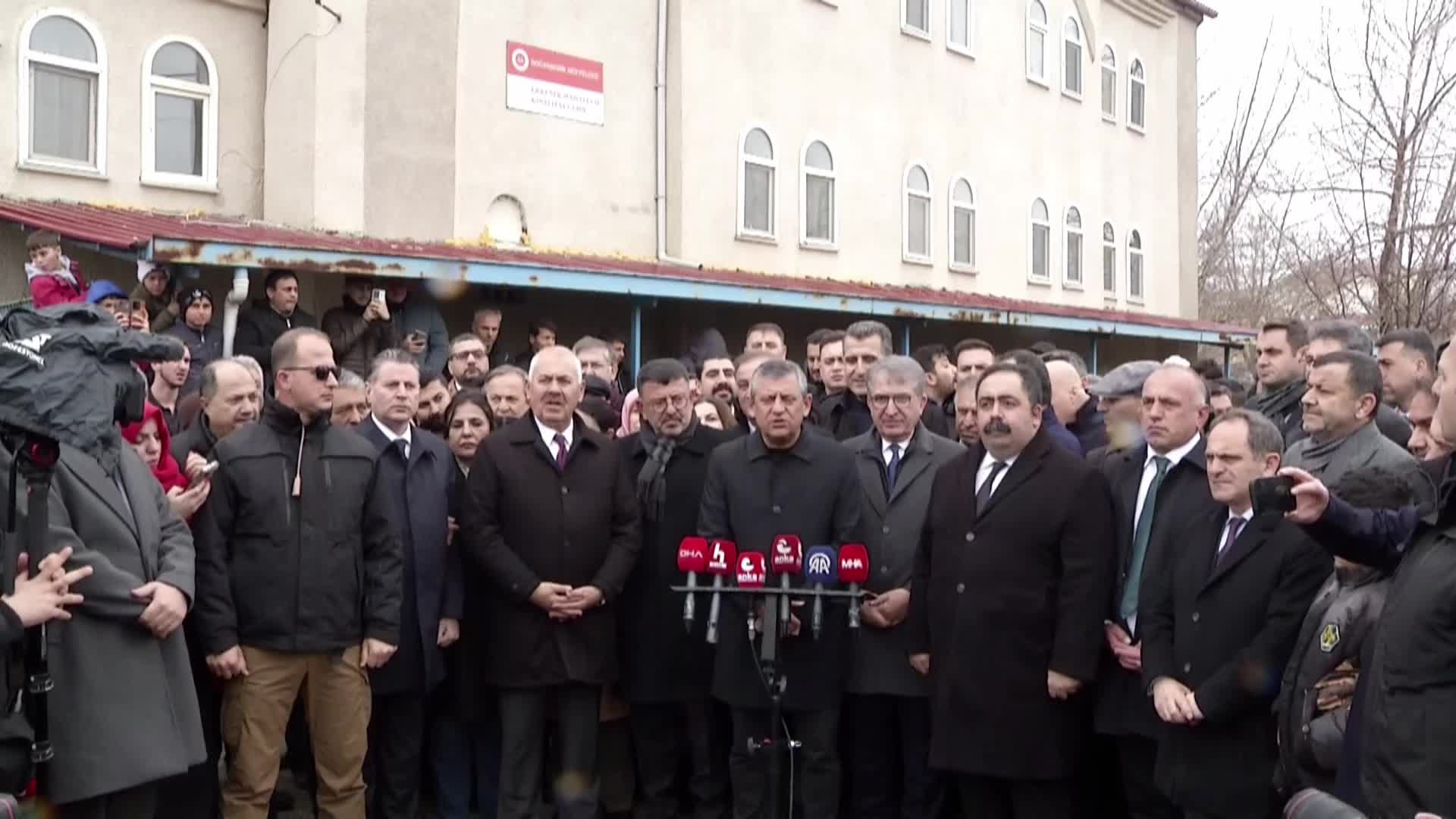 Özgür Özel’den Cumhurbaşkanı Erdoğan’a: Deprem konutlarından 'faiz almayacağız' de ağız dolusu teşekkür edeceğim