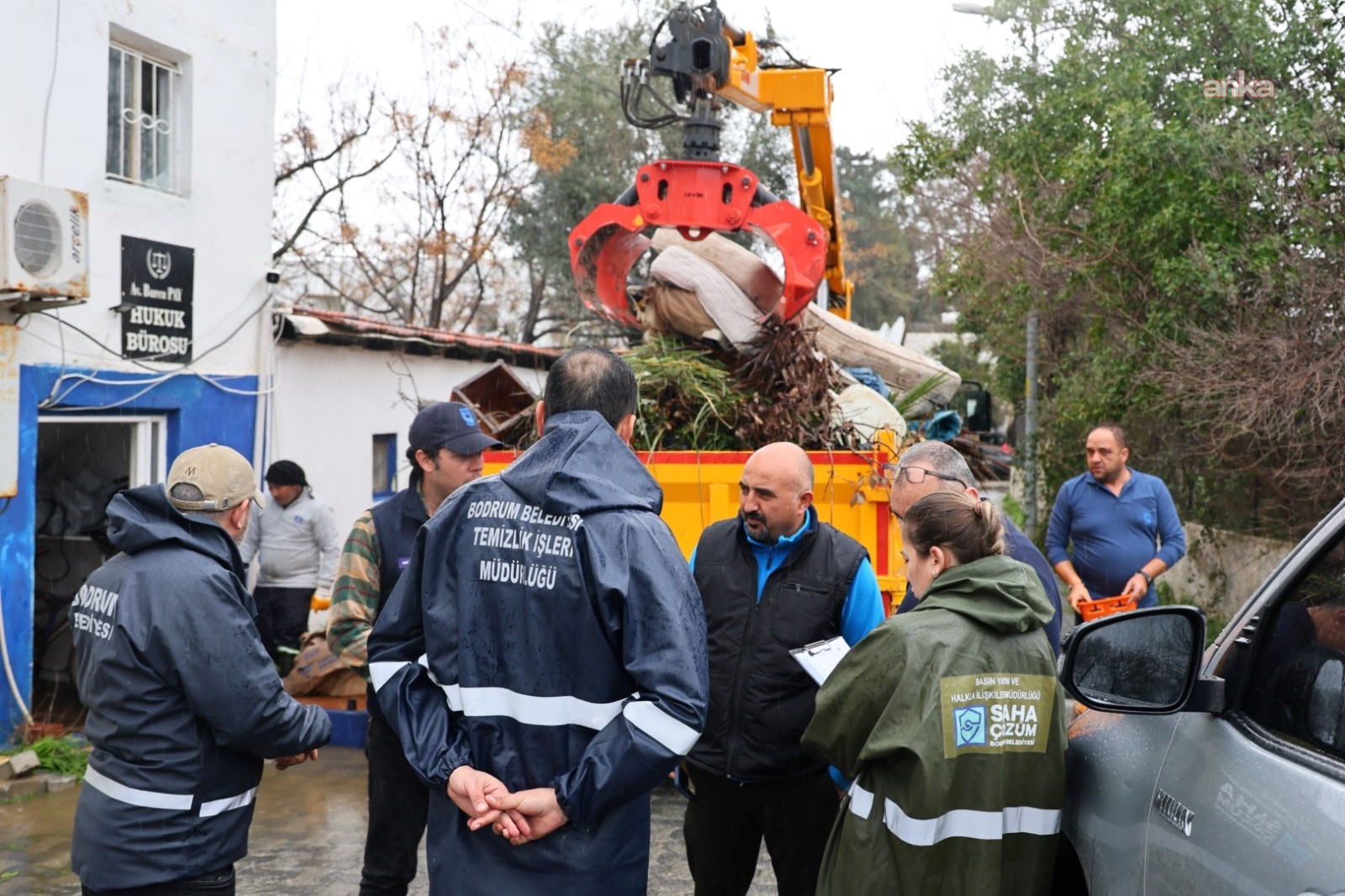 Bodrum Belediyesi ekiplerinden şiddetli yağışların yol açtığı olumsuzluklara  karşı yoğun mesai