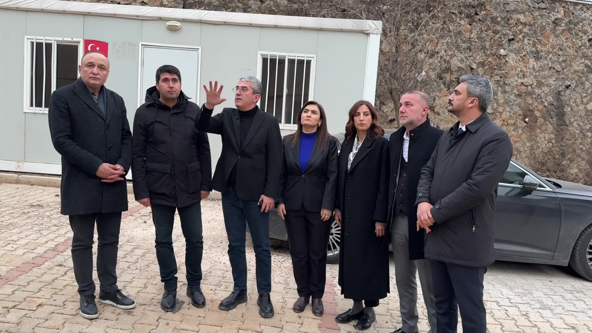 Gökhan Günaydın: "Cevdet Yılmaz'ın Gaziantep İslahiye'deki deprem programına yeterince insan toplayamadıkları için ortaokul öğrencilerini getirmişler"