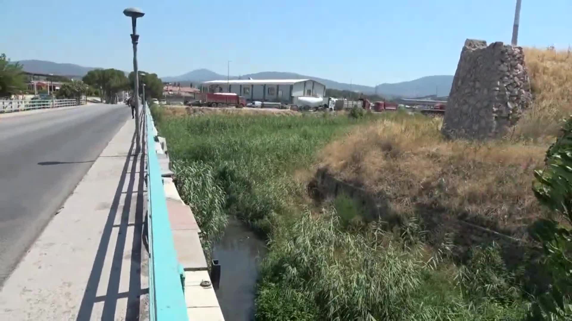 Soma'da Bakırçay taştı, tarım alanlarını ve mahalleler su altında kaldı