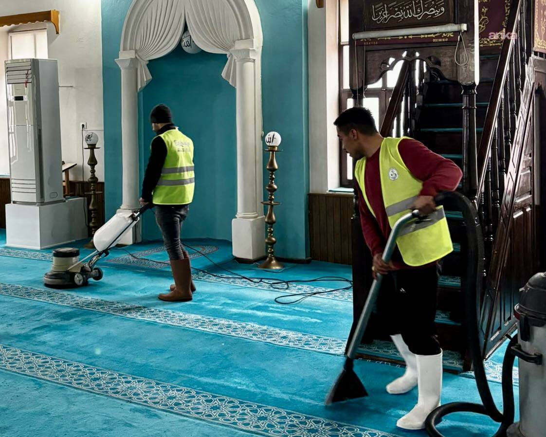 Burhaniye Belediyesi’nden Ramazan ayı öncesi camilerde temizlik çalışması