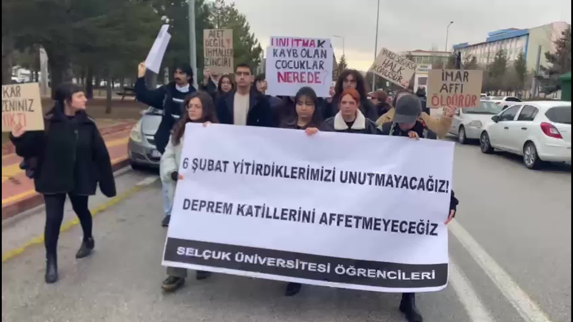 Selçuk Üniversitesi öğrencilerinden 6 Şubat anması: "Sorumlular hesap verene kadar öfkemizi diri tutacağız"