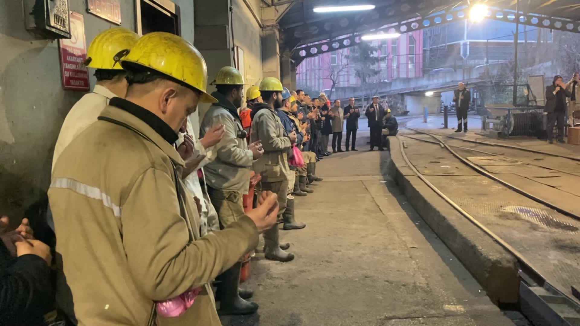 Zonguldak'ta madenciler depremde hayatını kaybedenler için ocaklarda dua etti
