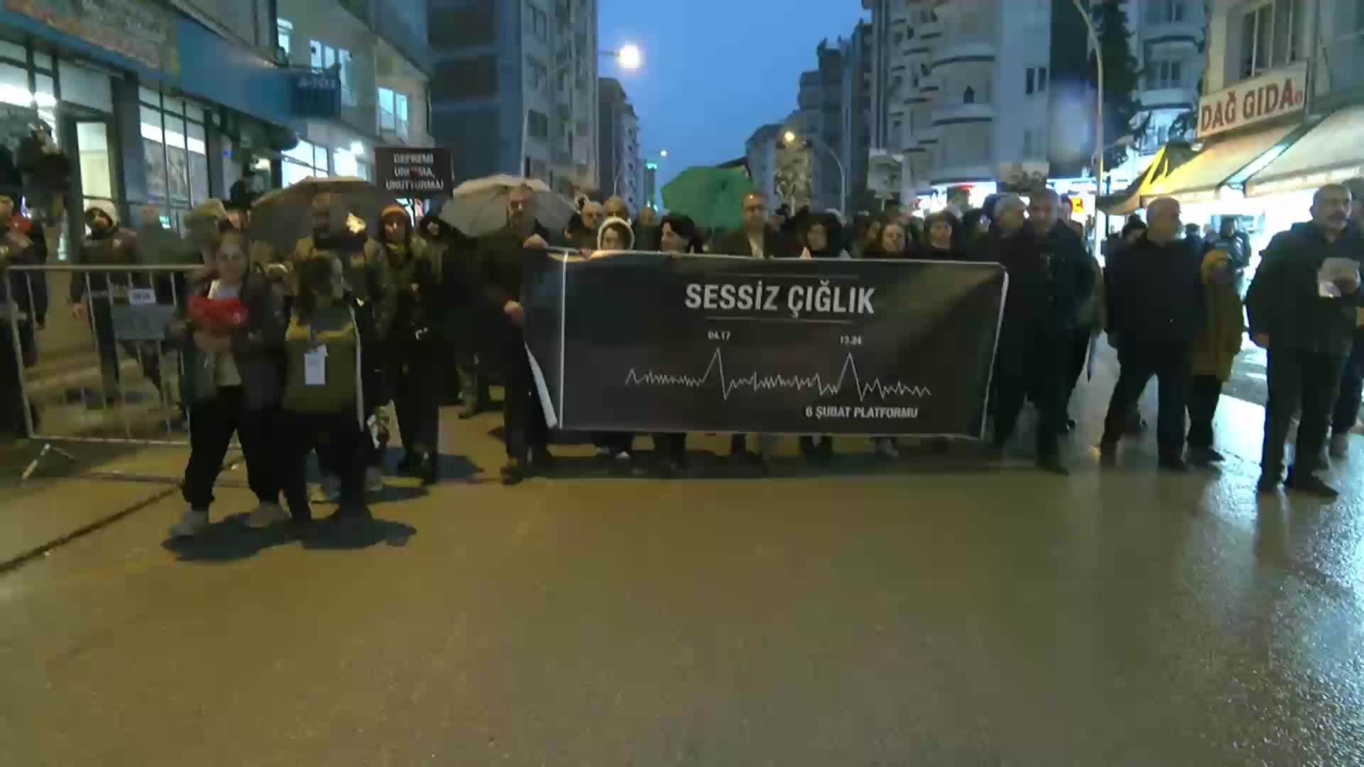 6 Şubat depremlerinin üçüncü yılı... Malatya 6 Şubat Platformu’ndan sessiz yürüyüş: Bu acı normalleştirilemez