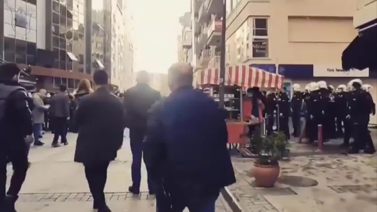 İZMİR'DE TERS KELEPÇE VURULUP DARP EDİLEN ÖĞRENCİLER SERBEST KALDI... MİLLETVEKİLLERİ POLİSE TEPKİLİ
