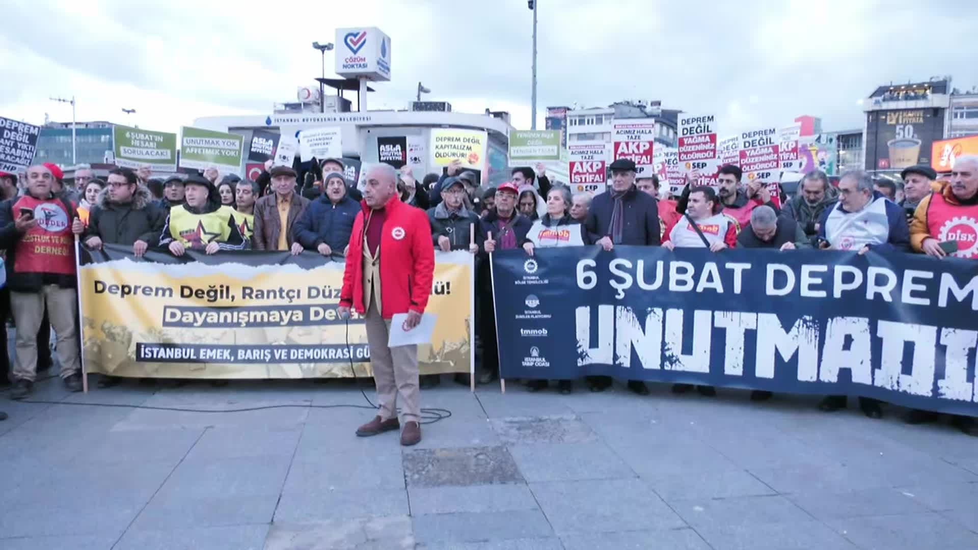 İstanbul’da “6 Şubat” anması: Algı yaratmaya çalışan iktidar, bu tutumunu Hatay’da film stüdyolarını aratmayacak törenlerle sürdürmektedir