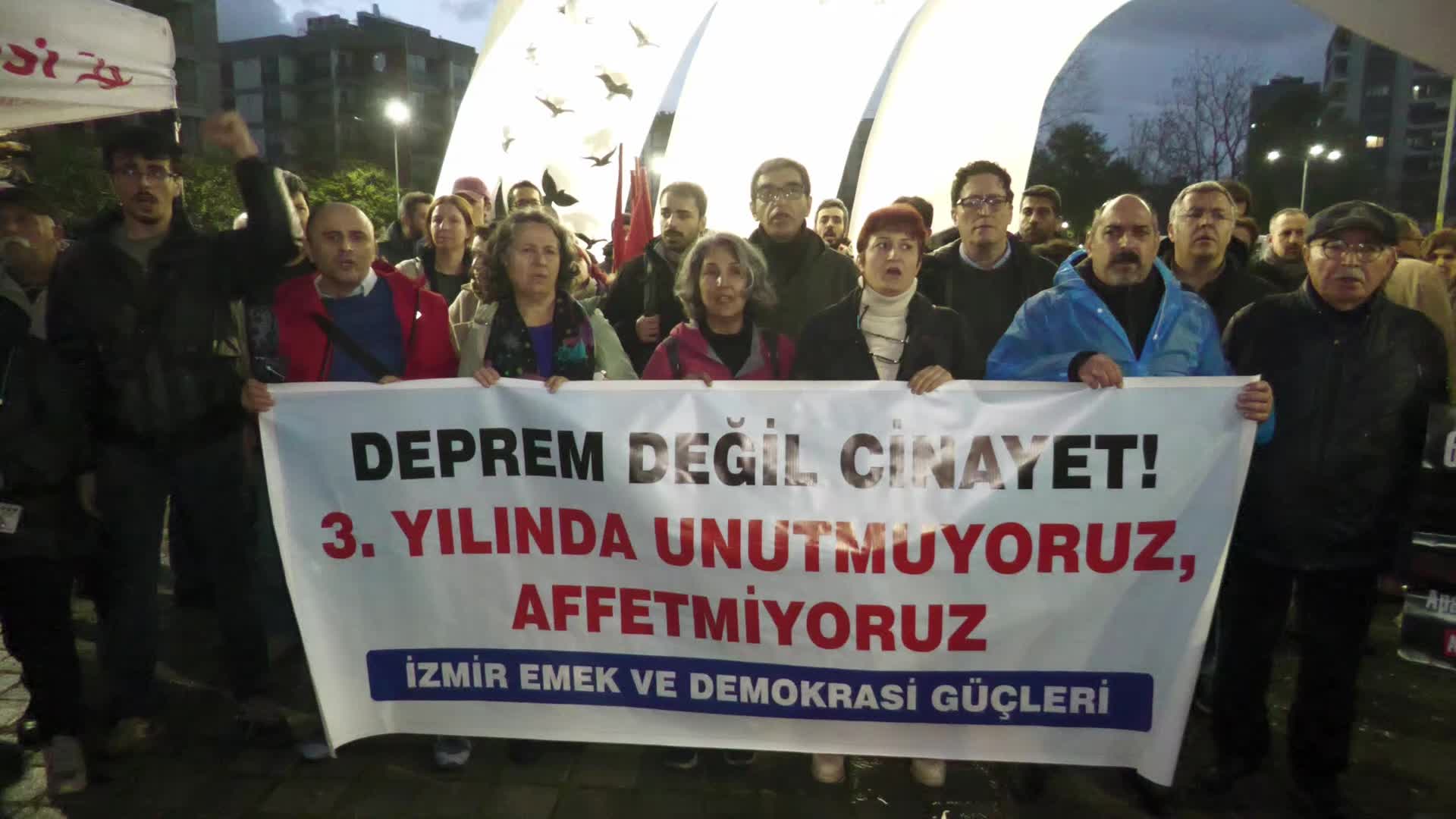 İzmir Emek ve Demokrasi Güçleri, 6 Şubat depreminde hayatını kaybedenleri andı