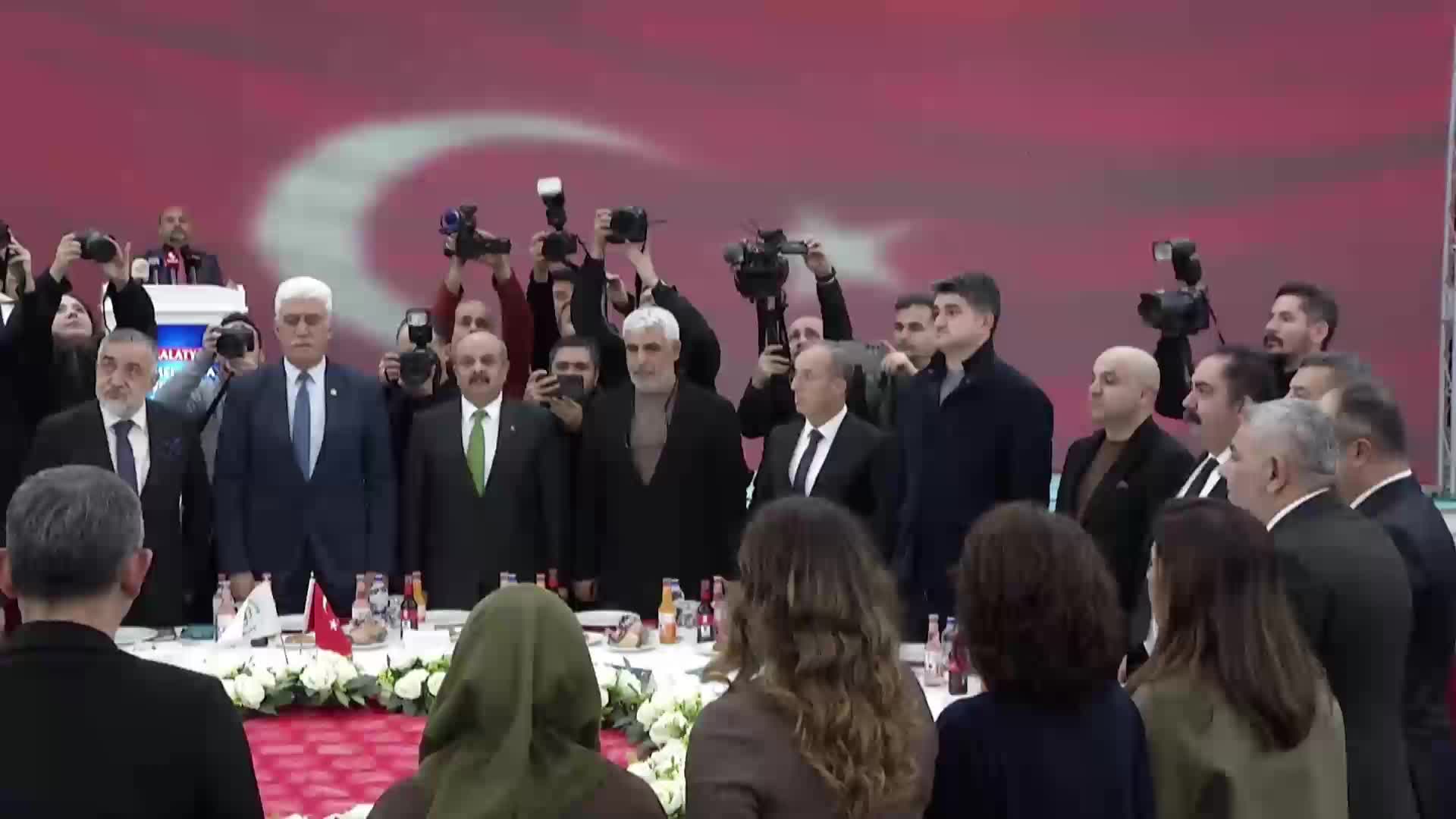 CHP Genel Başkanı Özgür Özel: Prompterdan okuyarak, video oynatarak siyaset yapıp oy toplama dönemi bitmiştir