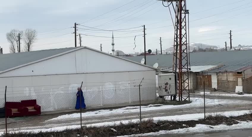 Van depreminin üzerinden 15 yıl geçti... Konteynerlarda yaşayan Vanlılar: "Seçime yakın bize gelenler, seçim bitiyor kimseden bir ses çıkmıyor. Bizi görmüyorlar"