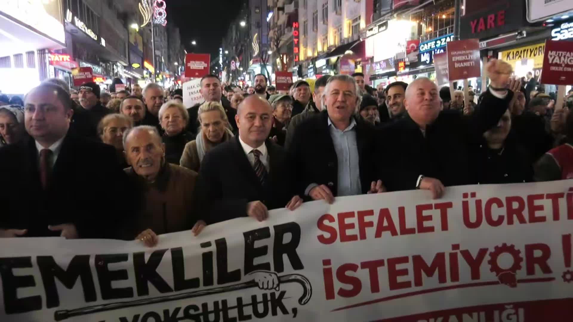 CHP Avcılar İlçe Başkanlığı, emekliler için yürüyüş düzenledi