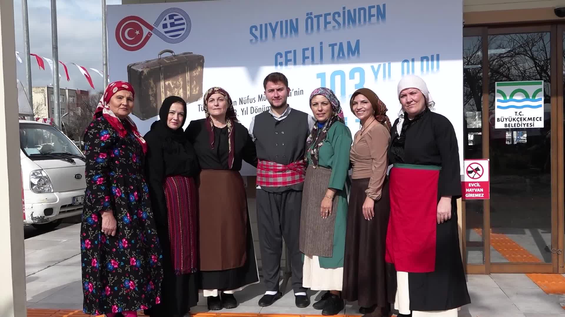 Büyükçekmece'de mübadiller anıldı, denize karanfil bırakıldı