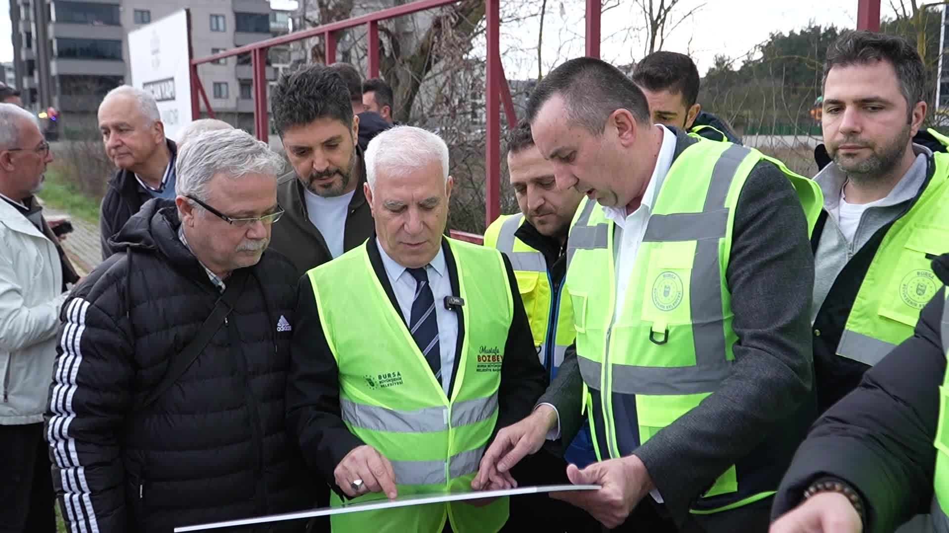 Bursa Büyükşehir Belediye Başkanı Bozbey, Atlıçayır Bulvarı’ndaki yol çalışmalarını yerinde inceledi