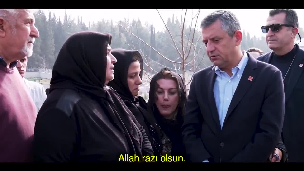 Özgür Özel'den deprem bölgesi paylaşımı: "Şehirleriniz yeniden çiçek açana, o hüzünlü bakışlar yerini huzura bırakana dek elimiz elinizde kalacak"