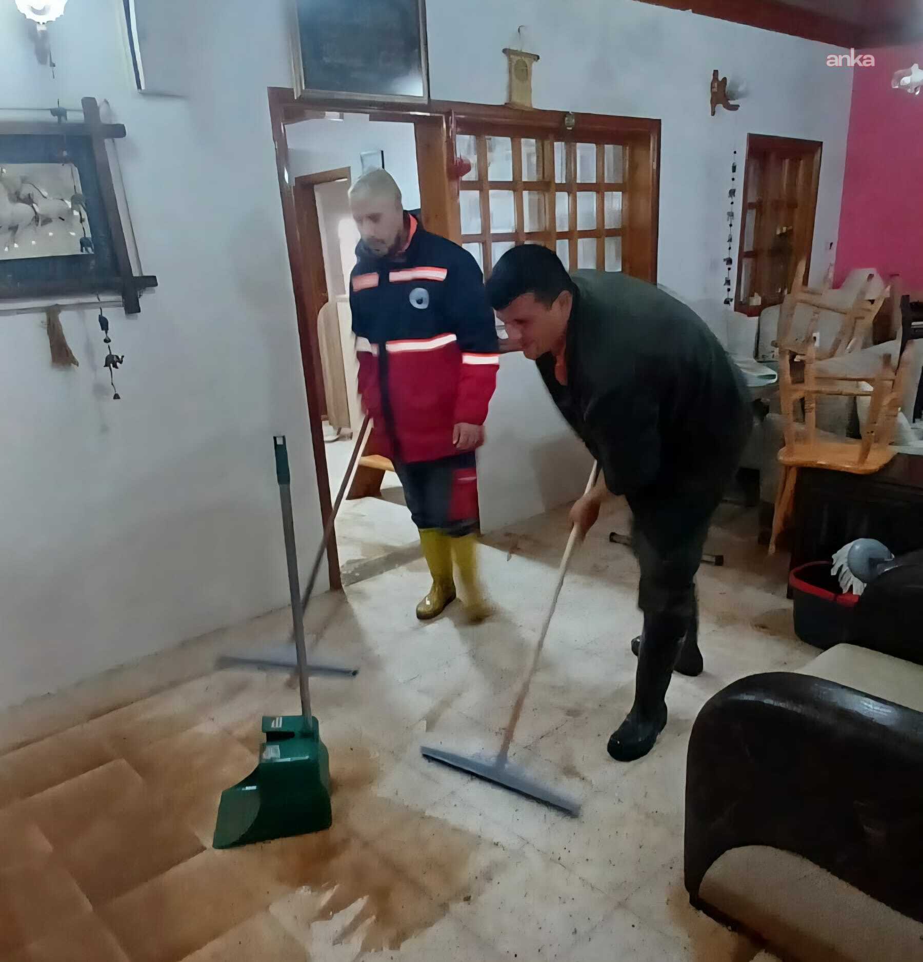 Menderes Belediyesi, aşırı yağışlar nedeniyle su basan evleri temizledi