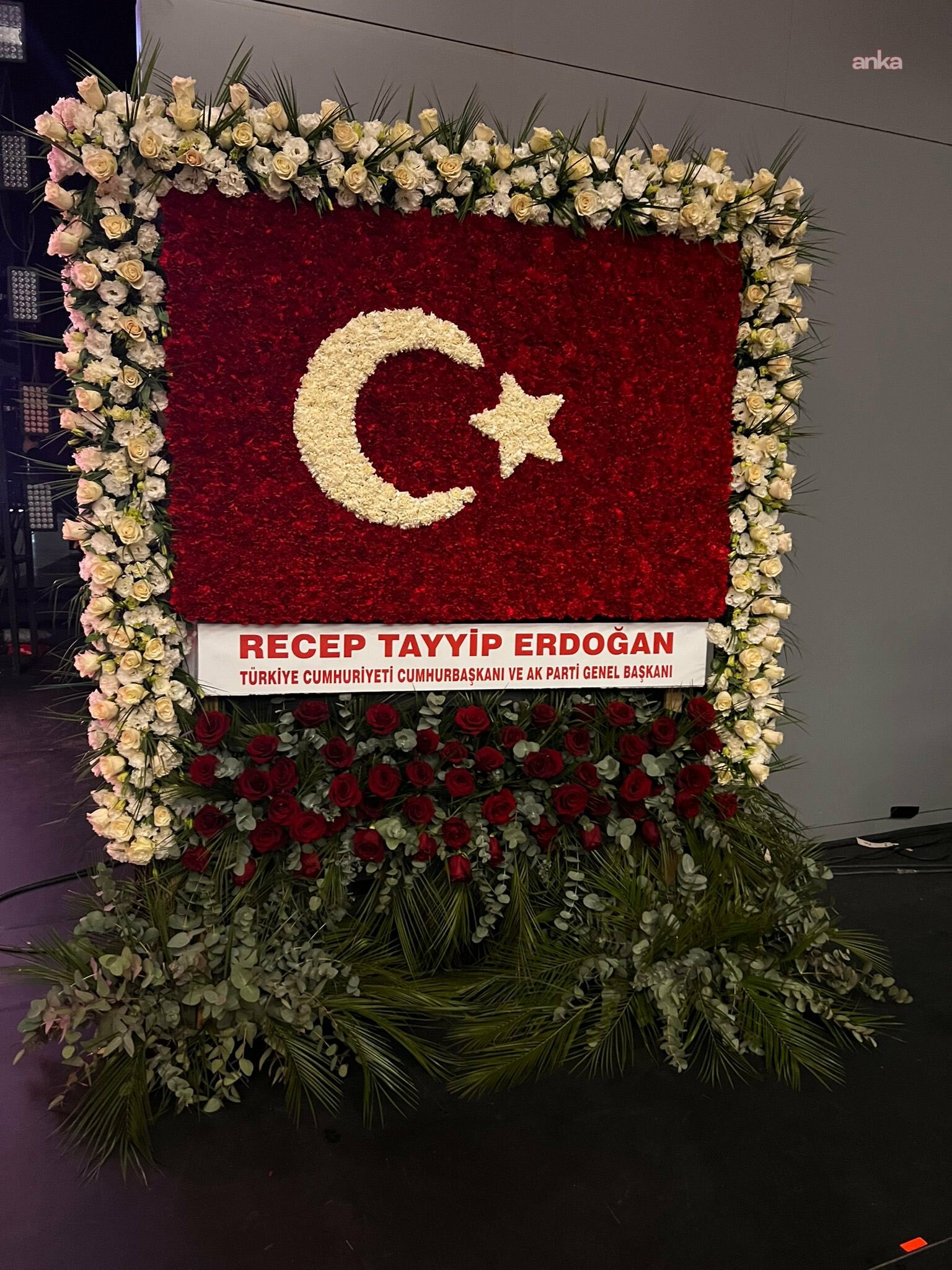 Cumhurbaşkanı Recep Tayyip Erdoğan'dan, MHP'nin 57'inci yılına 57 gül...
