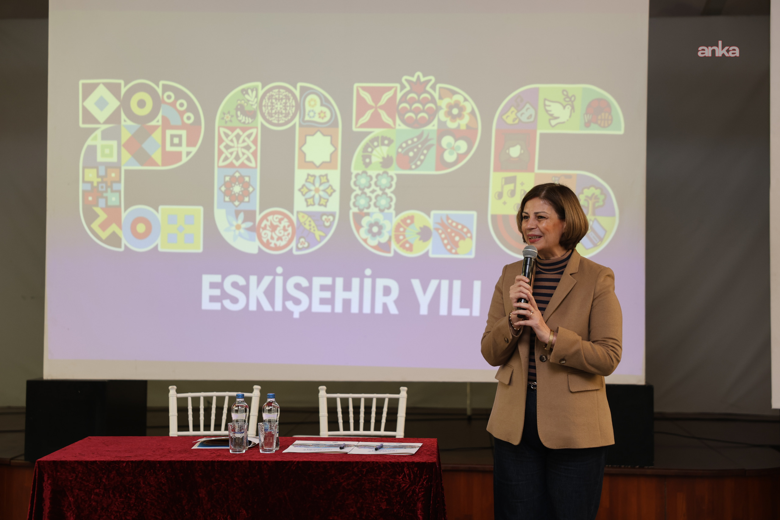 Eskişehir Büyükşehir Belediye Başkanı Ünlüce, "2026 Eskişehir Yılı" projelerini partililerle paylaştı