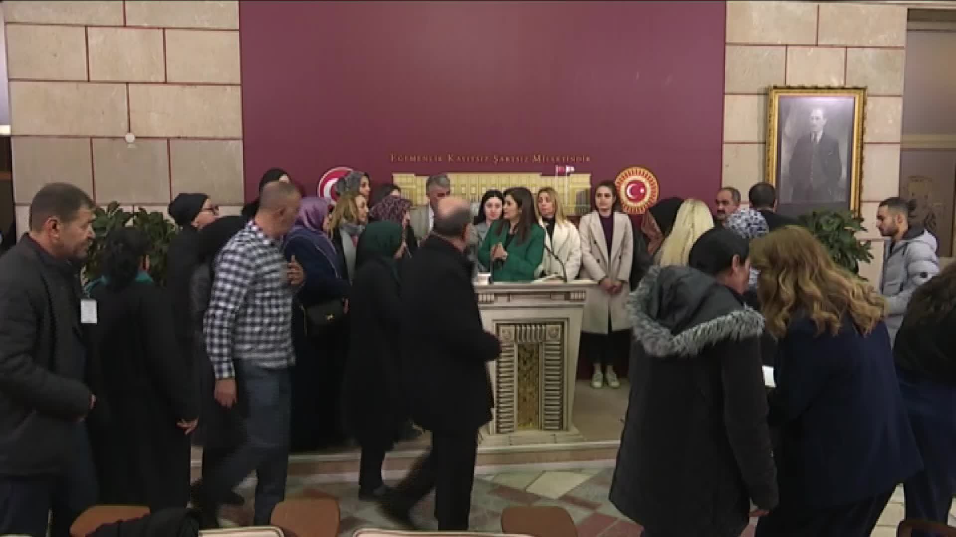 Mağdur aileler TBMM’de… Sevda Erdan Kılıç: "Bu insanlar acılarını teşhir etmek için değil, adaletin yokluğunu ifşa etmek için bu mücadeleyi veriyorlar"