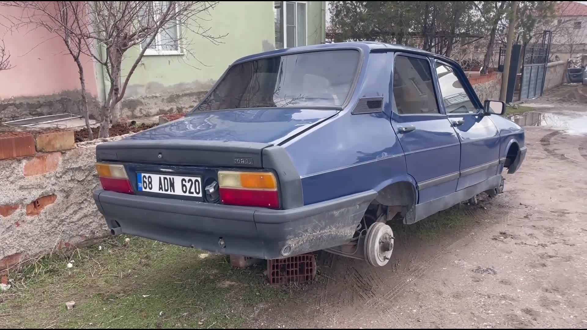Aksaray'da park halindeki otomobilin tekerleri çalındı, mal sahibi hırsızlara seslendi: “Bari hepsini çalmasaydınız”