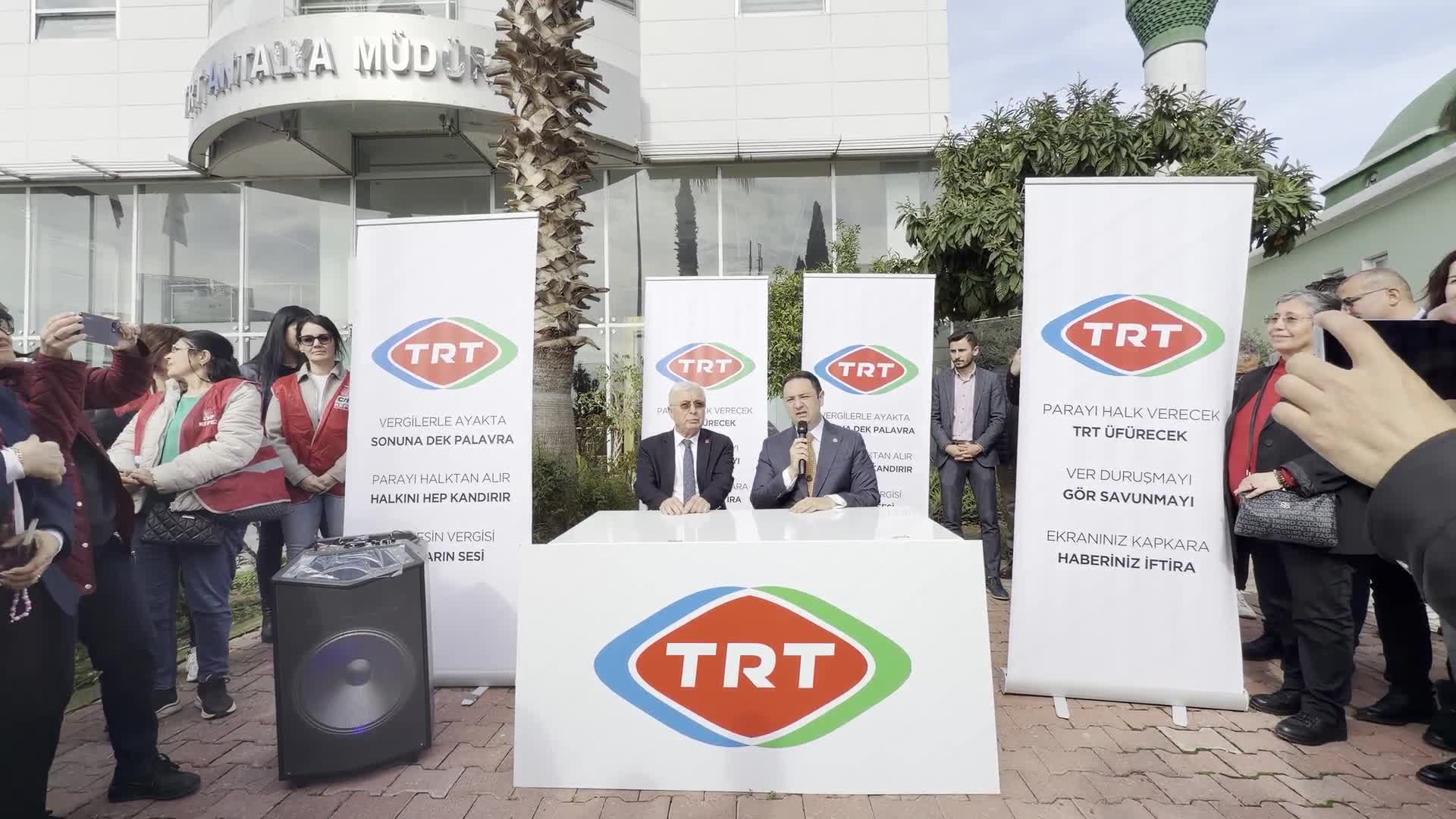 CHP’li Akdoğan, TRT Antalya stüdyoları önünden seslendi: “İmamoğlu duruşmalarını canlı yayınlayın, kim doğru söylüyormuş kim yalan söylüyormuş hep birlikte görelim"