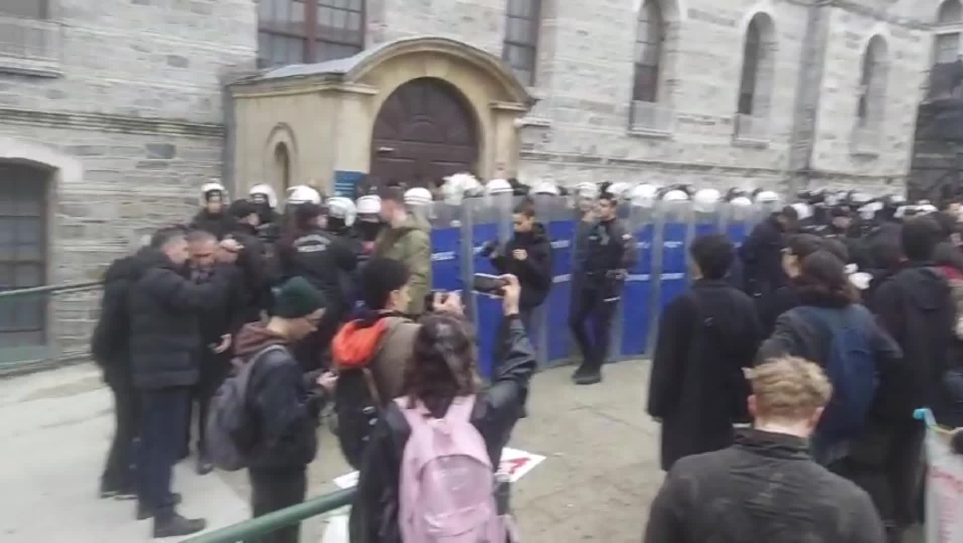 Boğaziçi Üniversitesi'nde öğrenciler kulüp odalarının boşaltılmasını protesto ediyor
