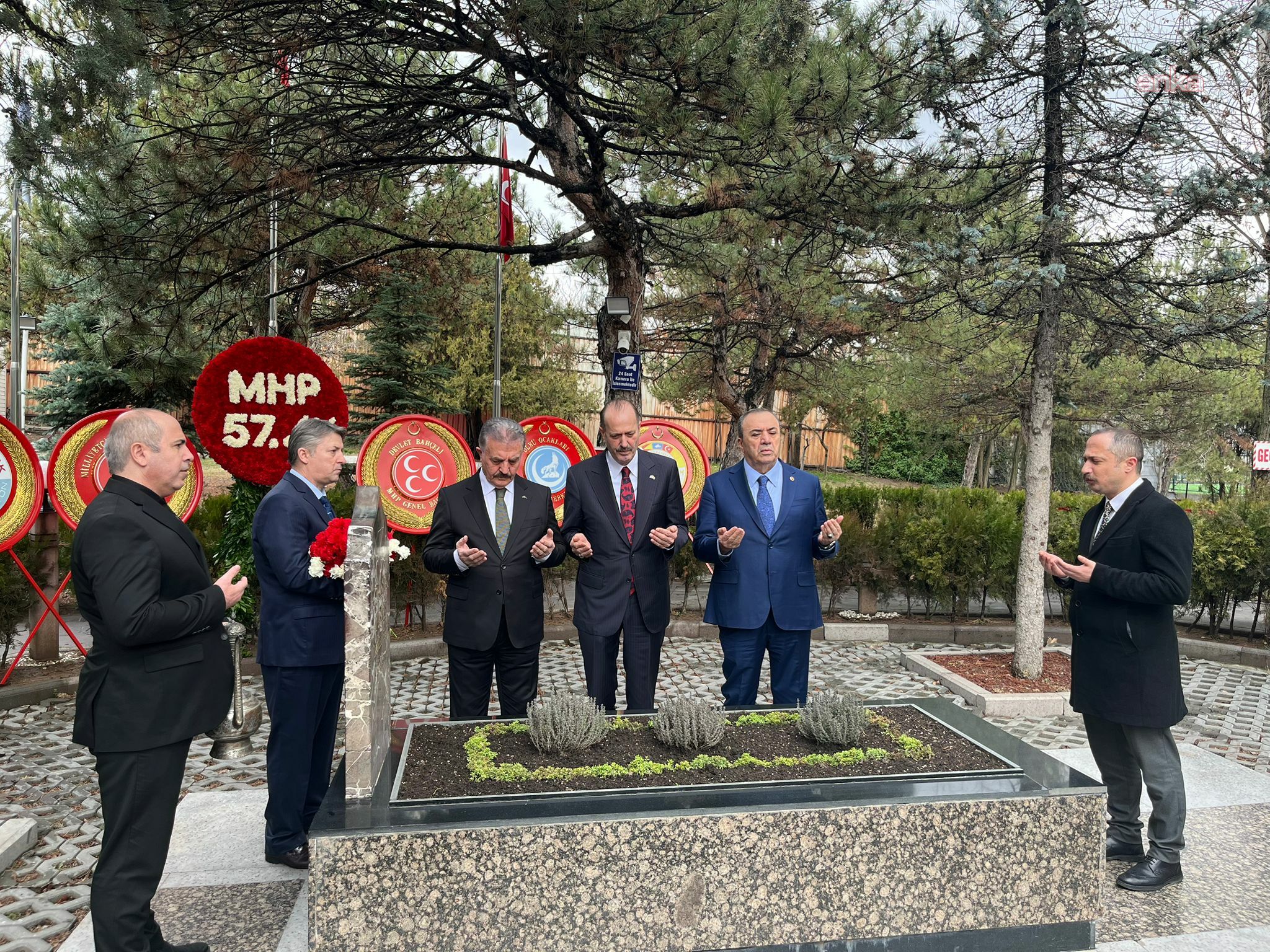 MHP’nin 57. kuruluş yıl dönümünde parti yöneticileri, Alparslan Türkeş'in kabrini ziyaret etti