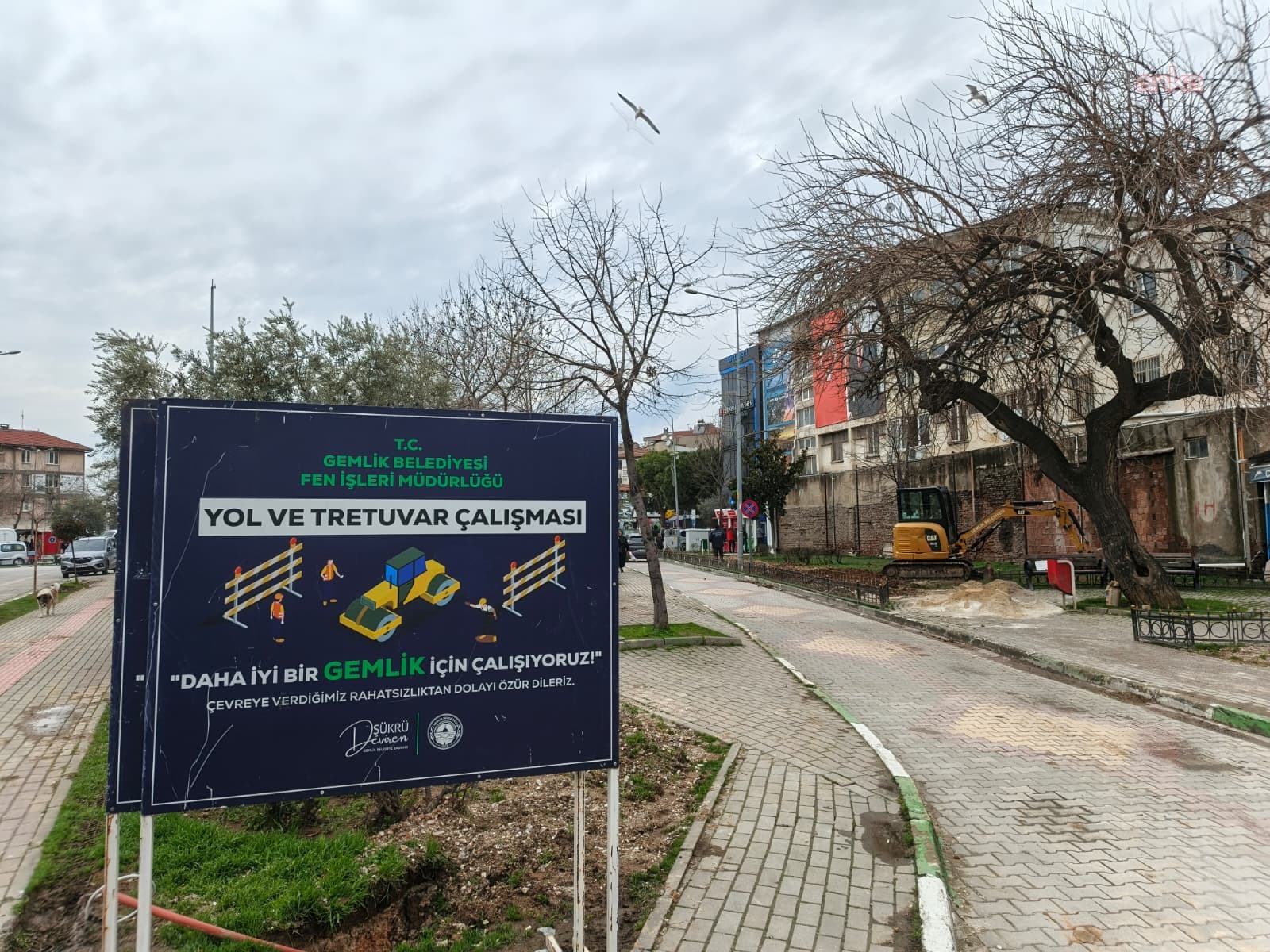Gemlik Belediyesi, Çarşı Meydanı'nda çevre düzenleme çalışmalarını sürdürüyor