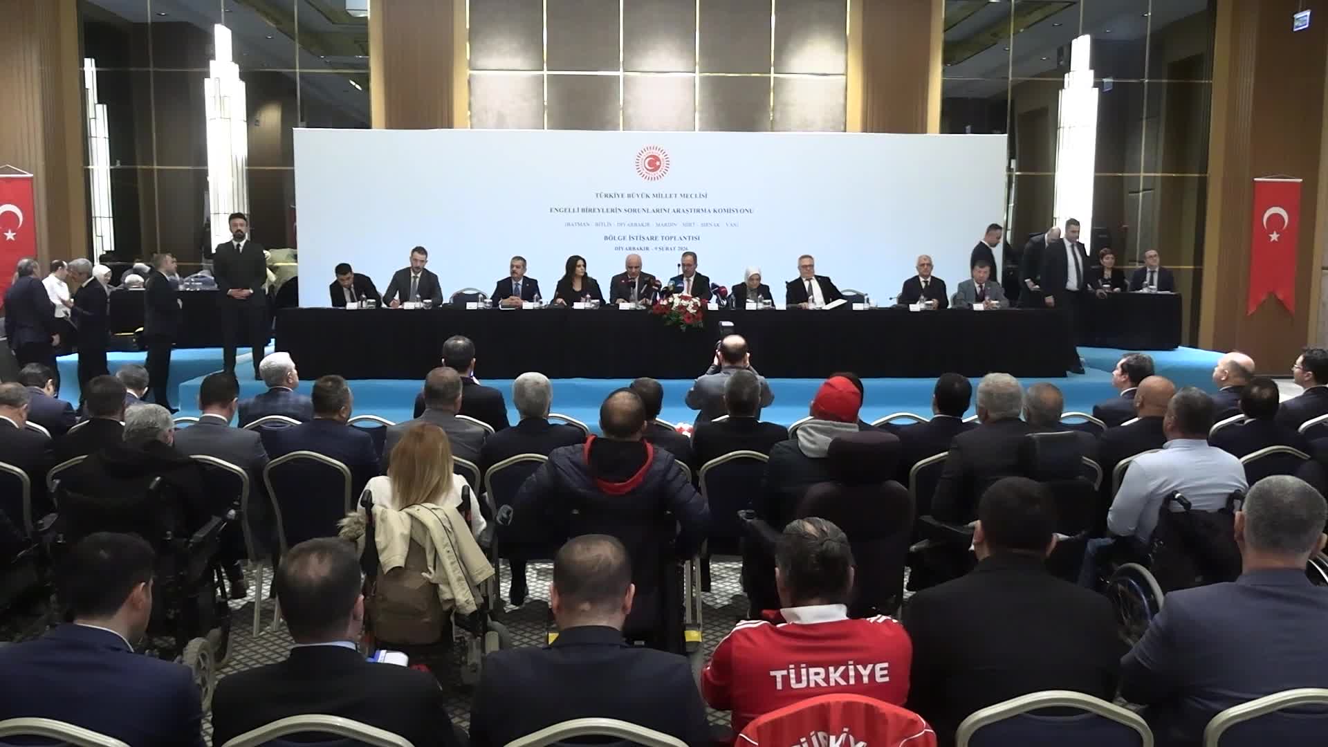 Özgür Özel'den Galatasaray'a tebrik mesajı