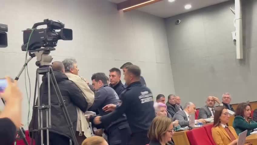 İzmir Büyükşehir Belediye Meclisi’nde “Basmane Çukuru” gerginliği