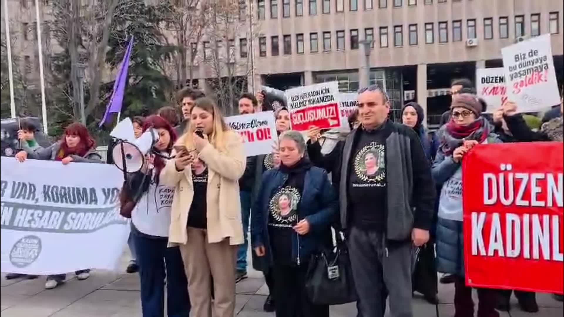 Uzaklaştırma kararına rağmen öldürülen Müesser Becerir'in davası başladı... Kadın örgütleri: "Korumaya çalıştığınız, dağılmasın diye çabaladığınız o ailelerin içinde kadınlar güvende değil"