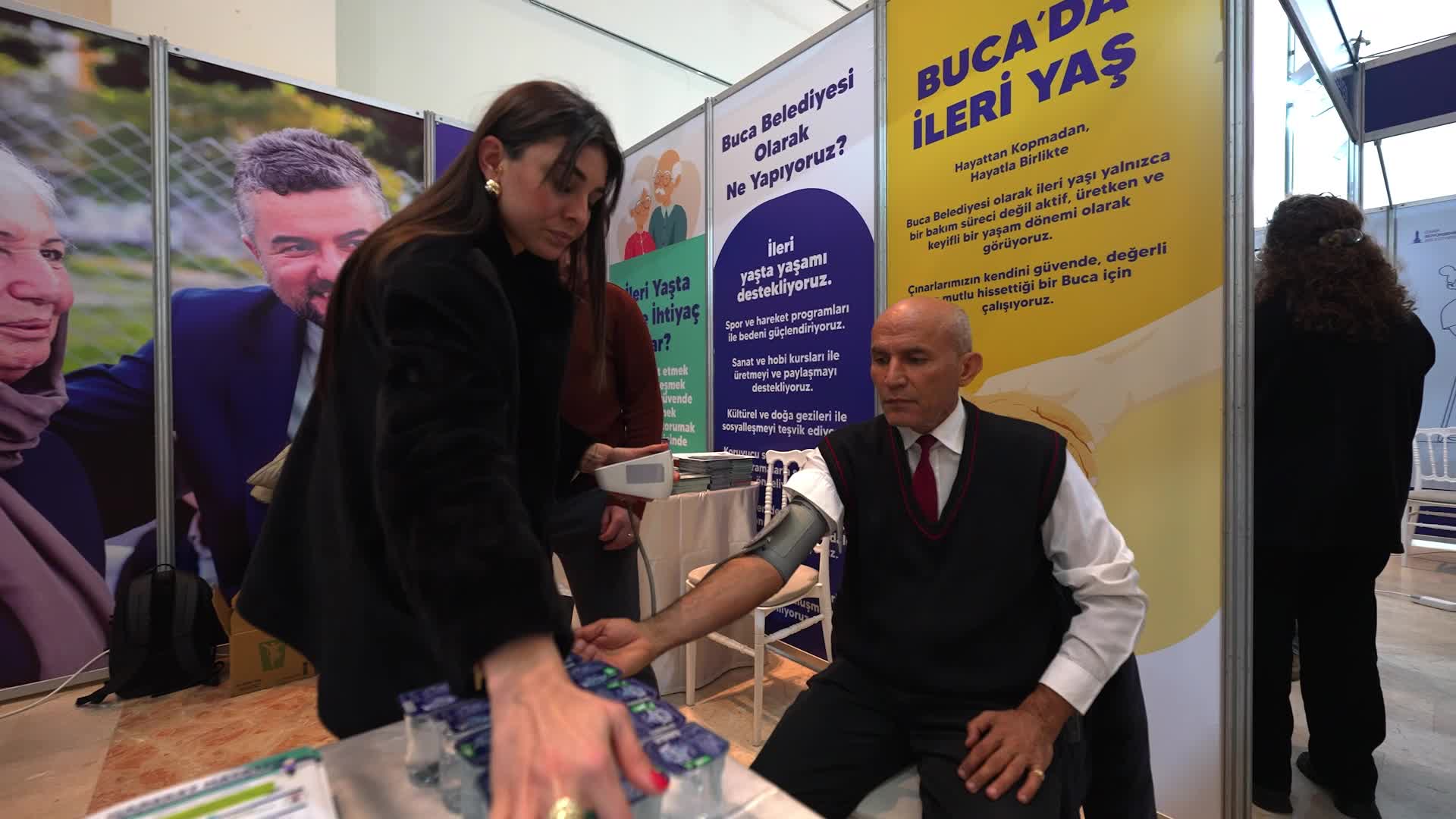 Buca Belediyesi "yaşlı dostu" hizmetlerini fuarda tanıttı