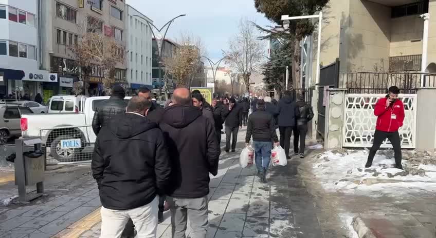 Van'da emeklilerden aylık tepkisi: "500 bin lirayla yetinmeyen, 20 bin lirayı emekliye yeterli görüyor"