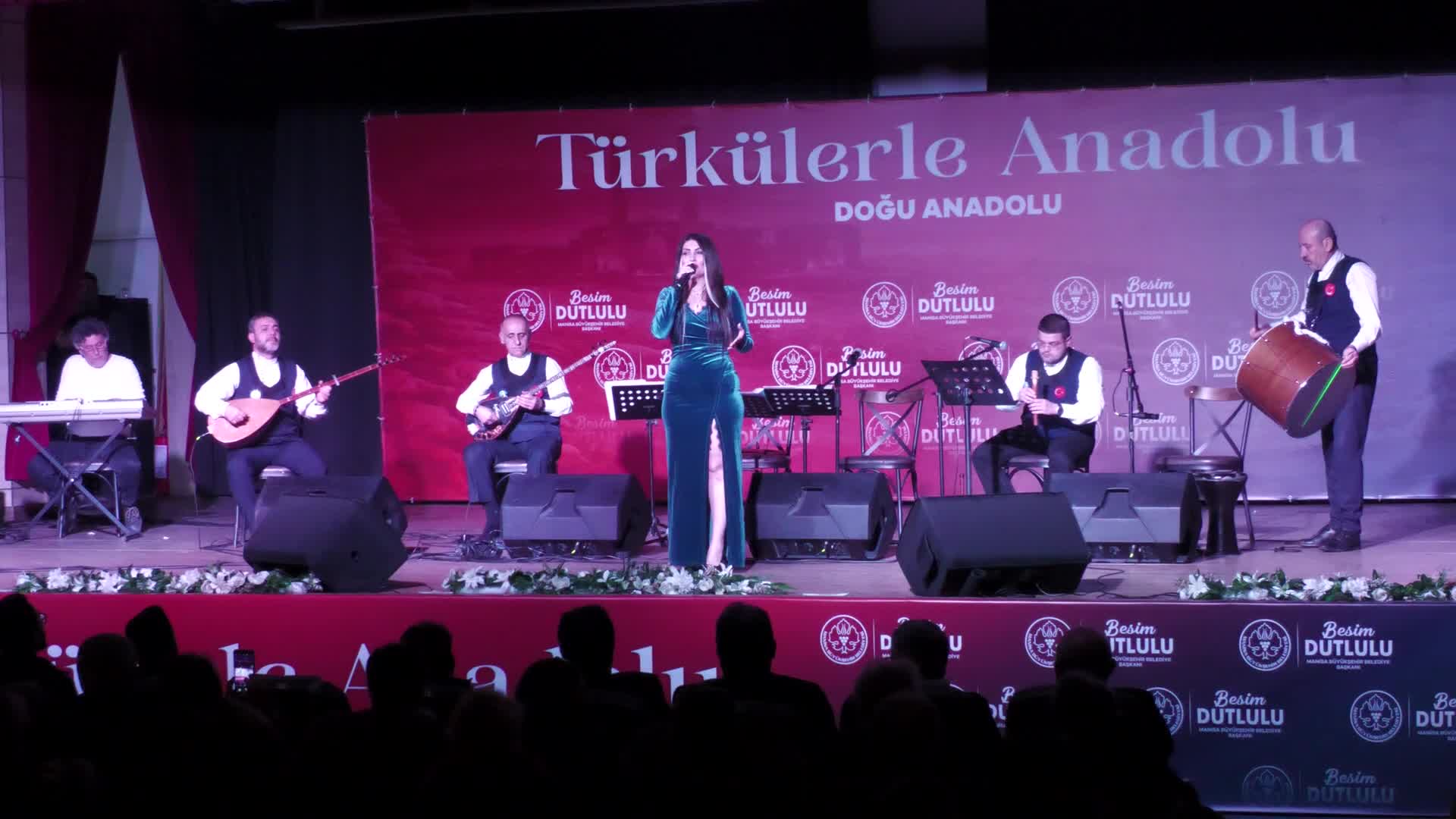 Manisa Büyükşehir Belediyesi'nin "Türkülerle Anadolu" konserler dizisini başladı