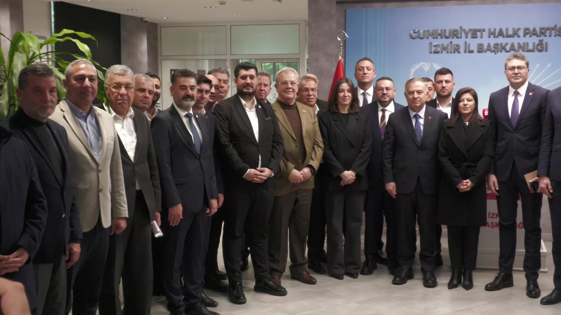 CHP Genel Başkan Yardımcıları Aytekin ve Zeybek, İzmir'de ilçe başkanlarıyla buluştu