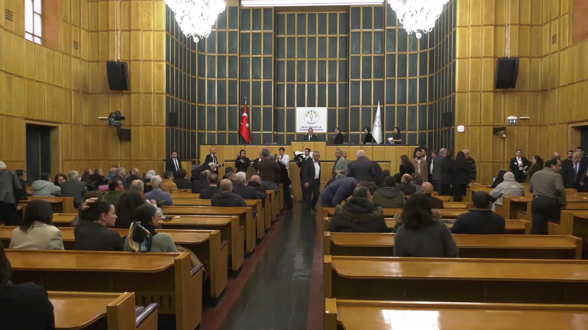 DEM Parti Grup Toplantısı... Hatimoğulları: "Epstein dosyasıyla Türkiye'de bağlantısı olanlar hakkında acilen soruşturma başlatılmalıdır"