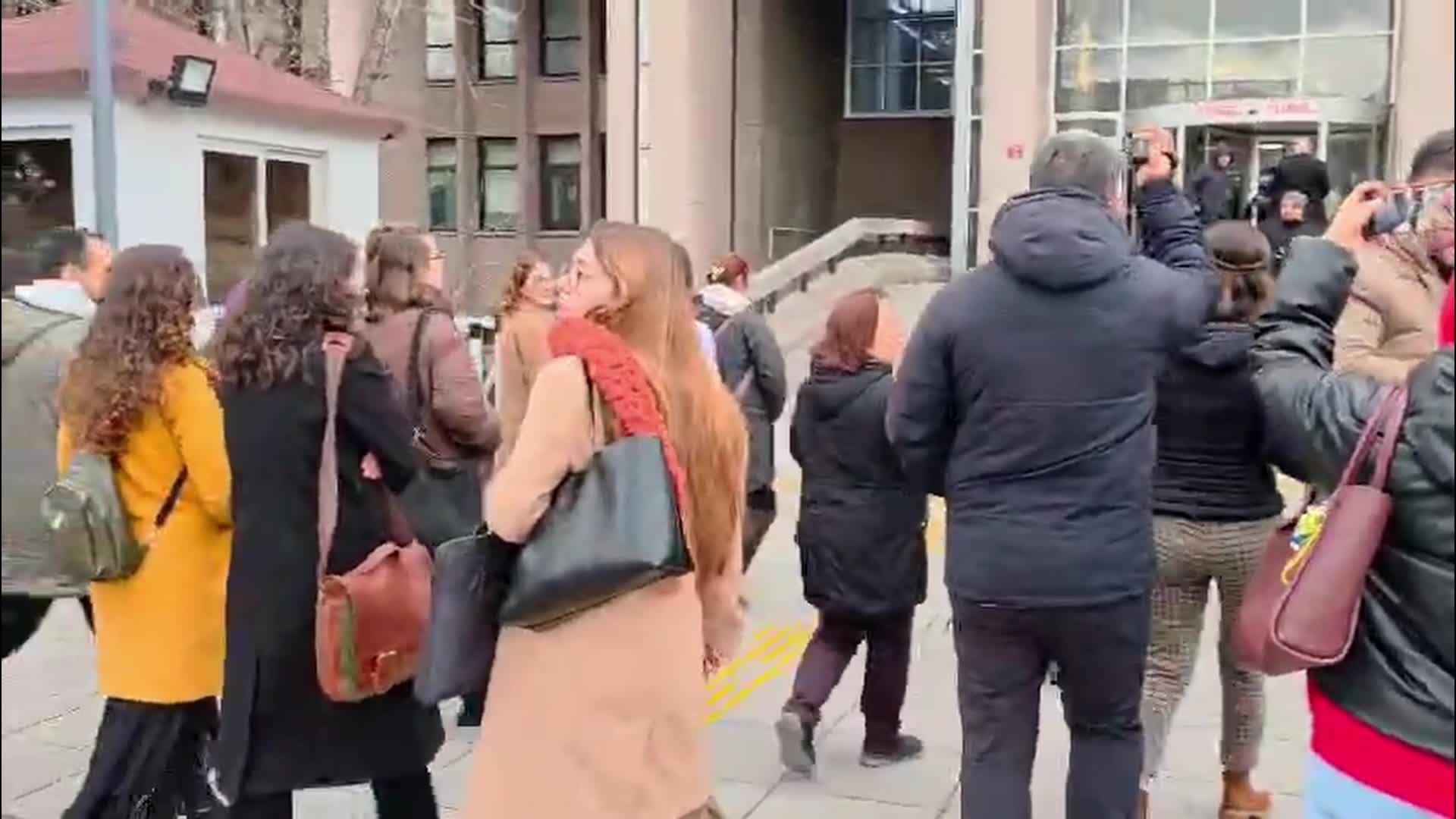 Kadınlardan Ankara’da 6 Şubat depremi anmasındaki polis şiddetine suç duyurusu