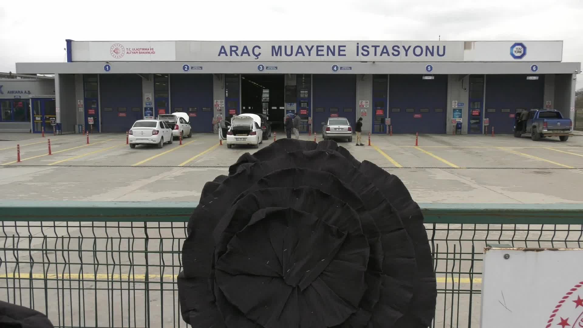 Hayatını kaybeden polis memuru için TÜVTÜRK önüne siyah çelenk: “TÜVTÜRK, acilen kamulaştırılmalı"