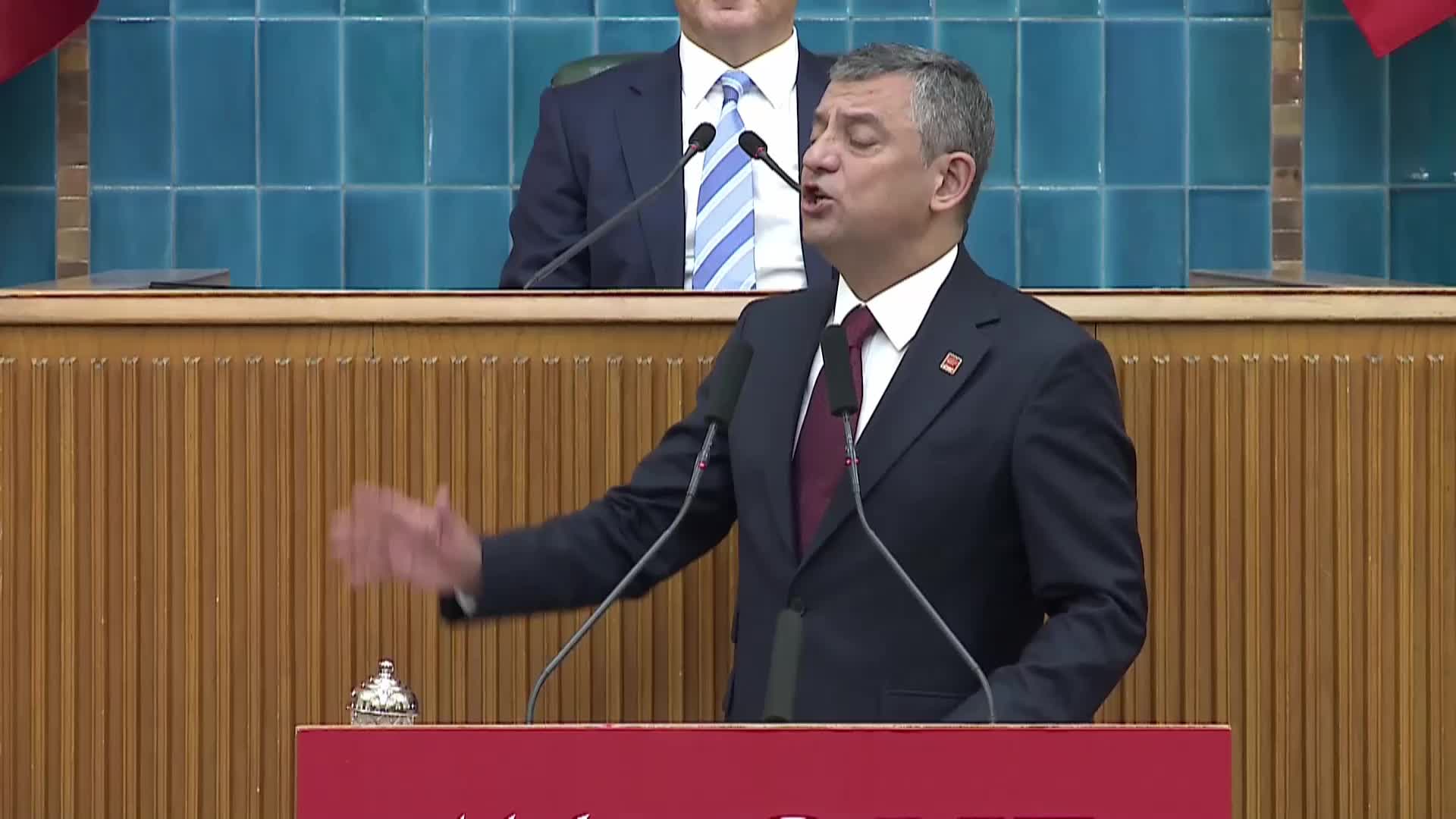 CHP grup toplantısı... Özgür Özel: "Erdoğan, ‘7 milyardan aşağıya satmak vatan hainliği olur’ demişti aynı köprüleri 3 buçuk milyar dolara satıyor. Vatan hainliğini ikiye katlıyor"