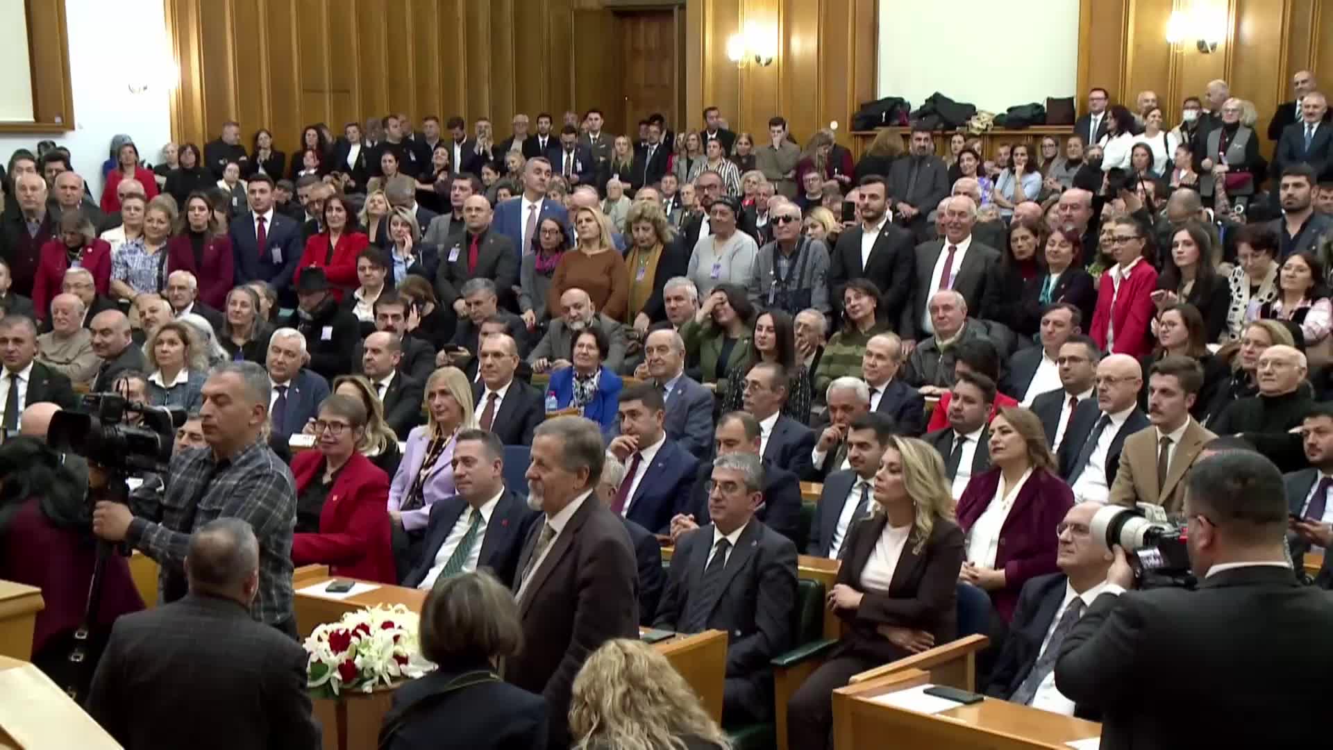 CHP Grup toplantısı... Özgür Özel: "İktidara bozuk tohum Mesut’la gidilmez, Zeydan’la, Mansur Yavaş‘la, Ekrem Başkan’la gidilir"
